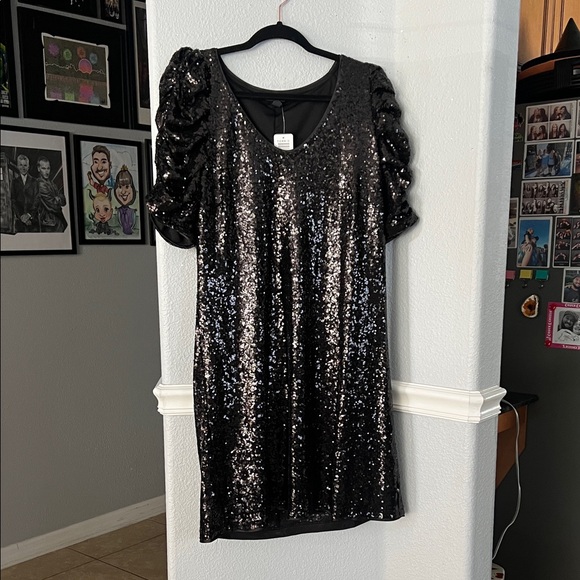 torrid Dresses & Skirts - Torrid Black Sequin V-Neck Dress with Puff Sleeves
